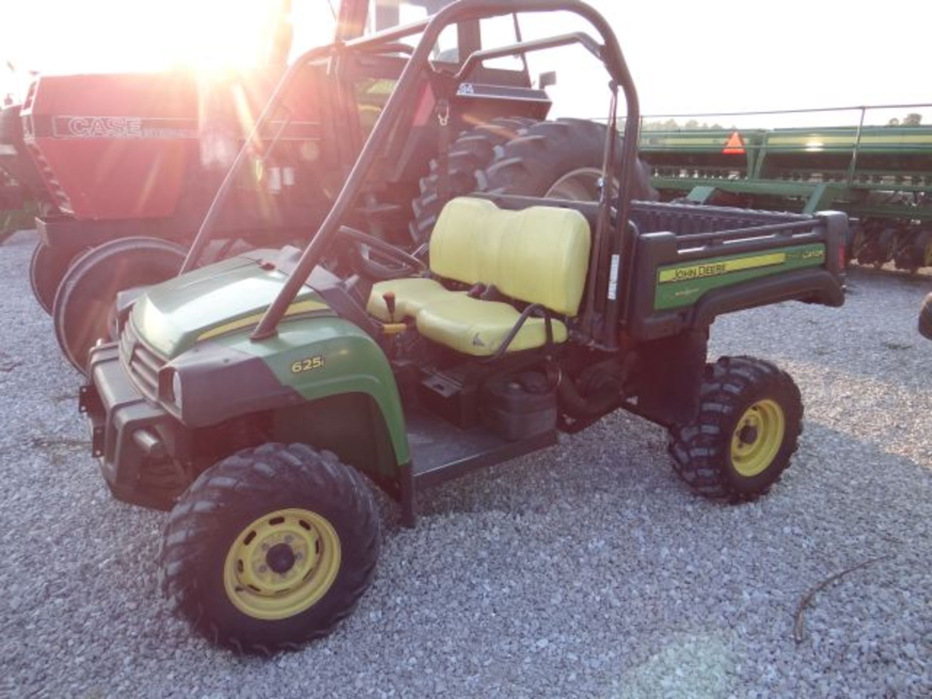 JD 625i Gator, 2011 #112652, 860 hrs, Bench Seat, ROPS