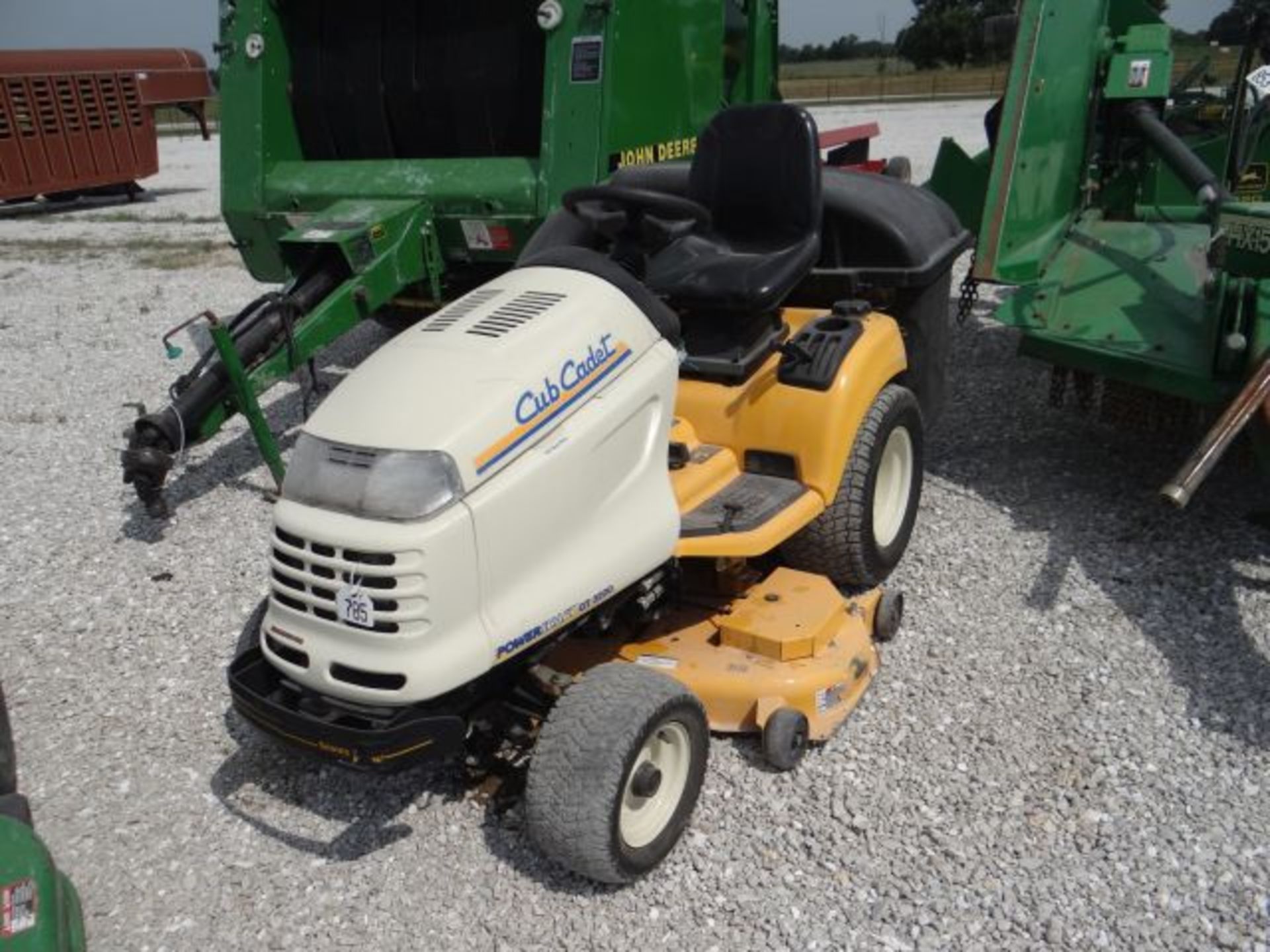 Cub Cadet GT3200 Riding Mower, 2010 #65257, 793 hrs, 25hp Kohler, Hydro Shaft Drive, PS, Hyd Lift