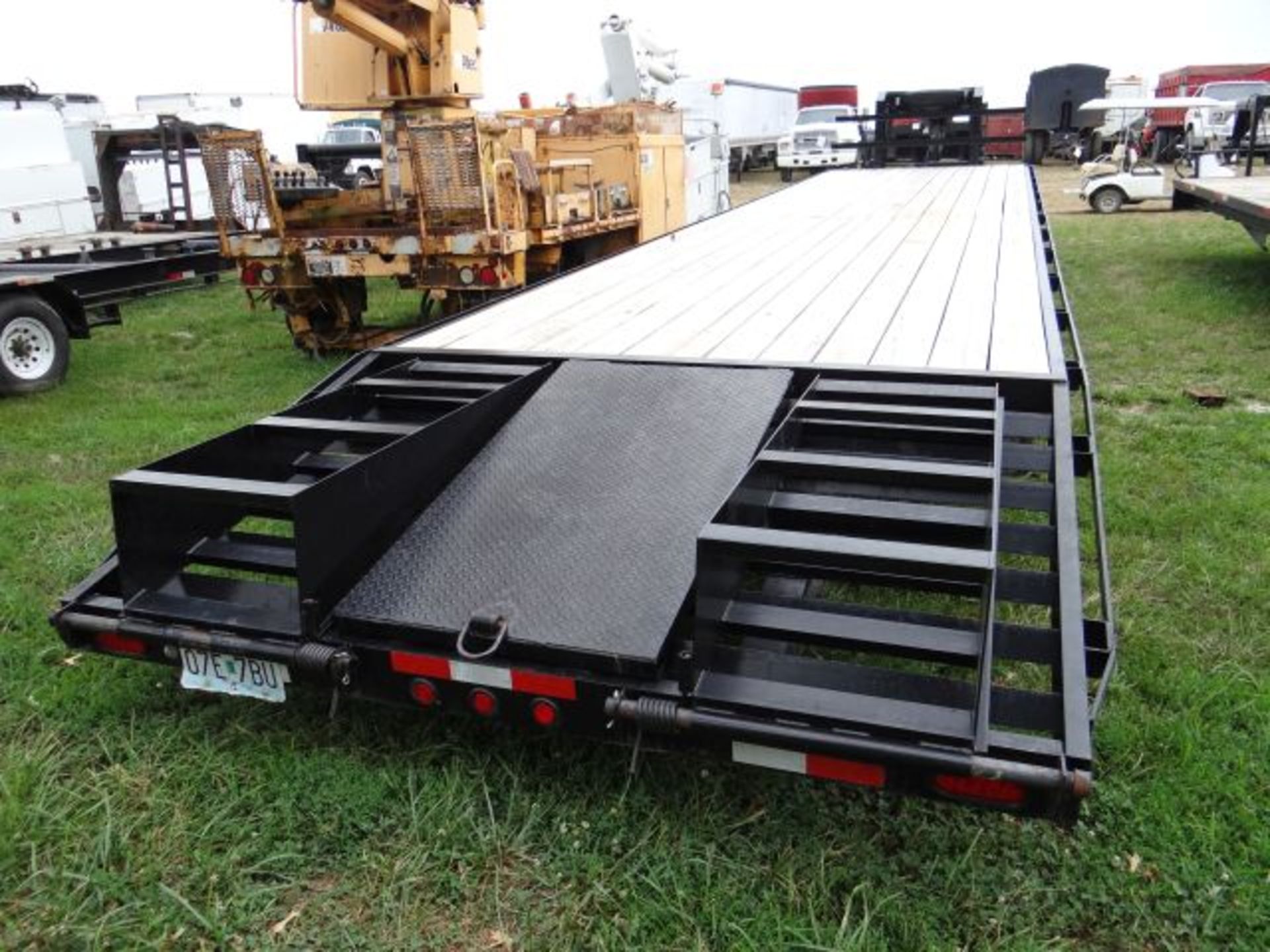 2016 Bale Flatbed Trailer 30' w/5' Dovetail, Gooseneck, Title will be mailed to purchaser - Image 3 of 3