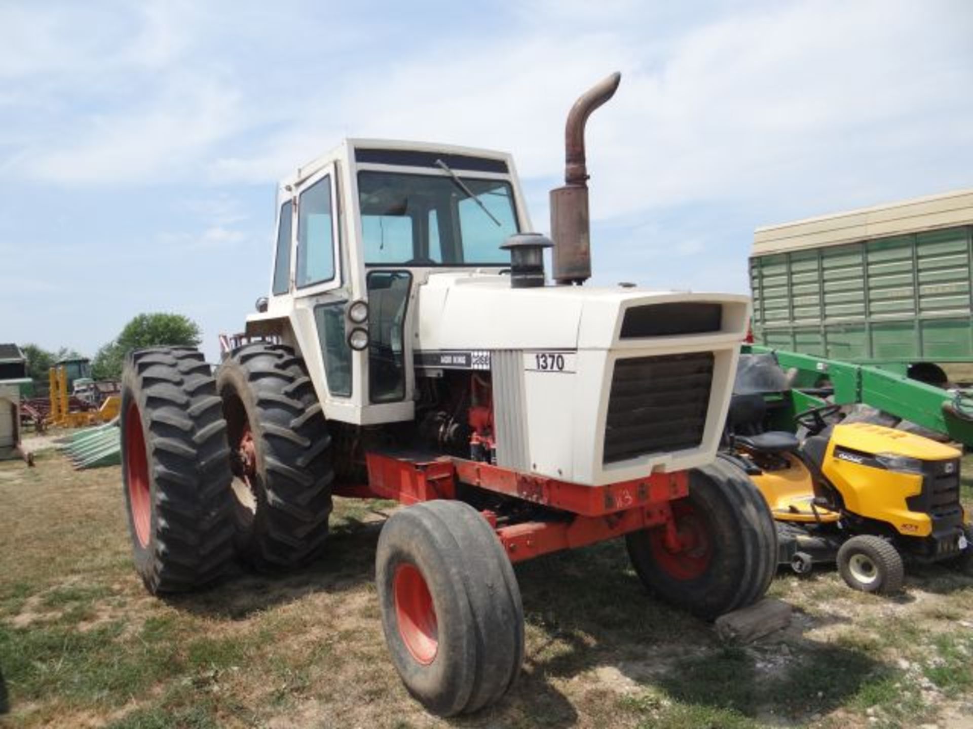 Case 1370 Tractor 5900 hrs, 1000 PTO, 3pt, Front Tires Filled w/Beet Juice, 18.4x38 Duals - Image 2 of 4