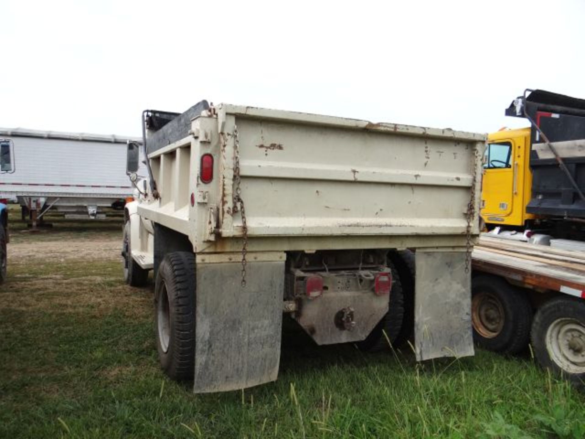 1990 Chevy Dump Truck 5sp, Good Rear Rubber, Title in the Office - Image 4 of 4