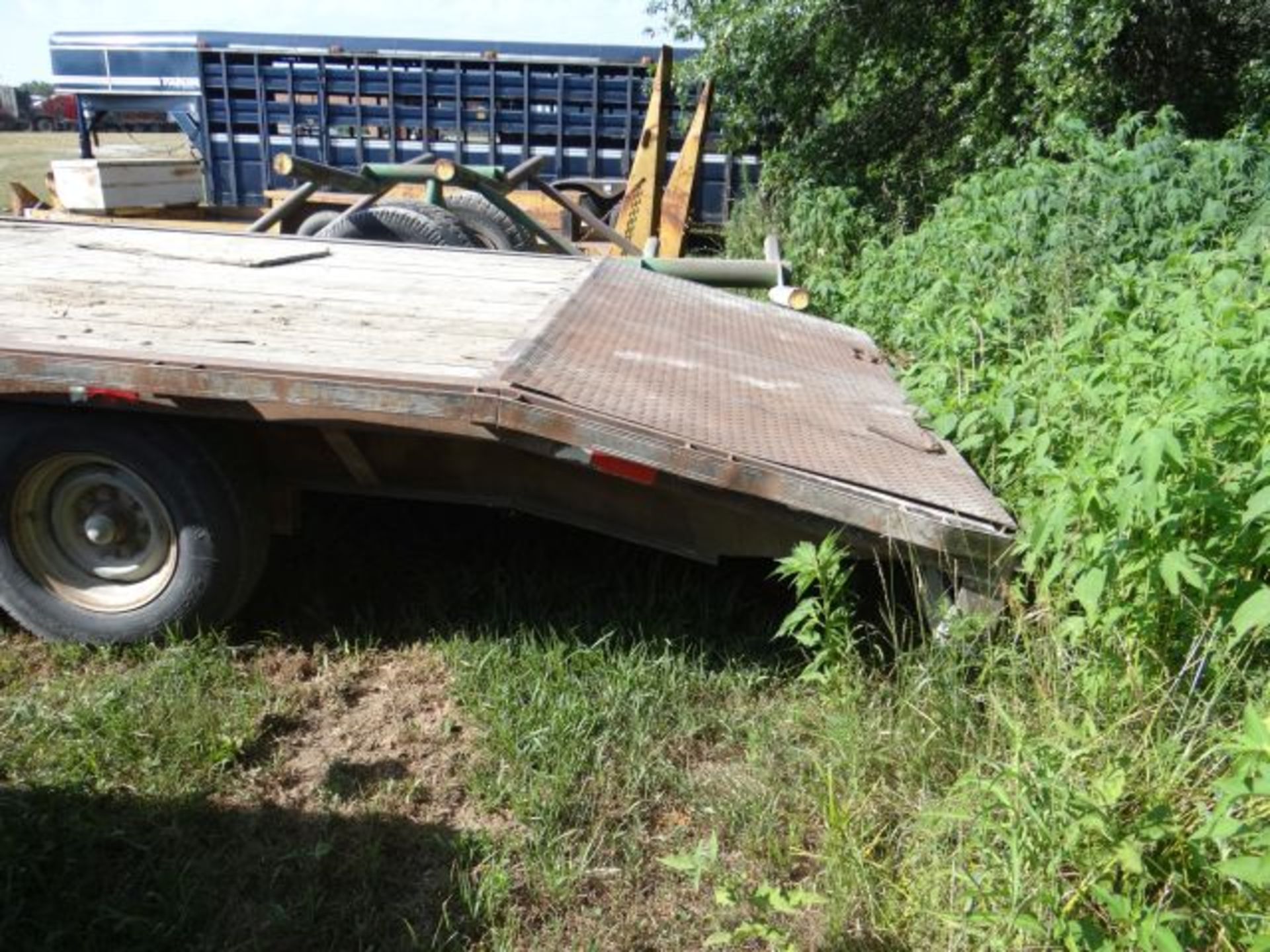 1999 Flatbed Trailer 26', Gooseneck, Title in the Office - Image 3 of 3