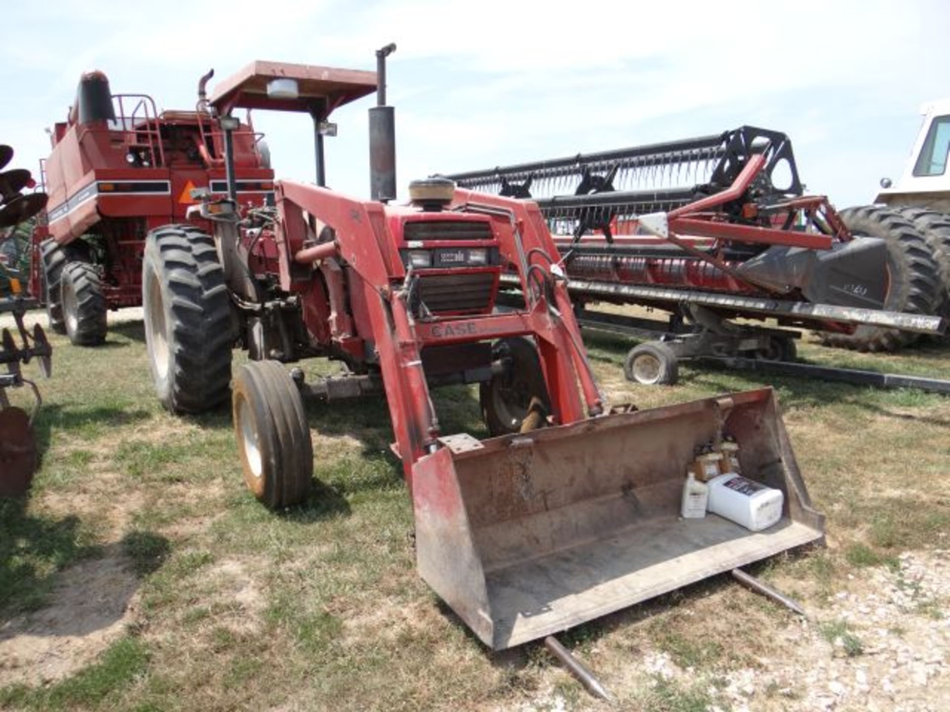 Case IH 1594 Tractor, 1988 w/Case IH 74L Loader, Bucket and Bale Spear, Manual in the Shed - Image 2 of 4