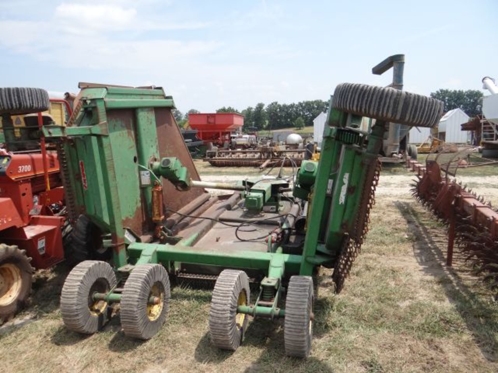 JD 1518 Cutter, 1993 #60393, 6 Laminated Tires, 1000 PTO, Front and Rear Chains, Near New Blades - Image 3 of 3