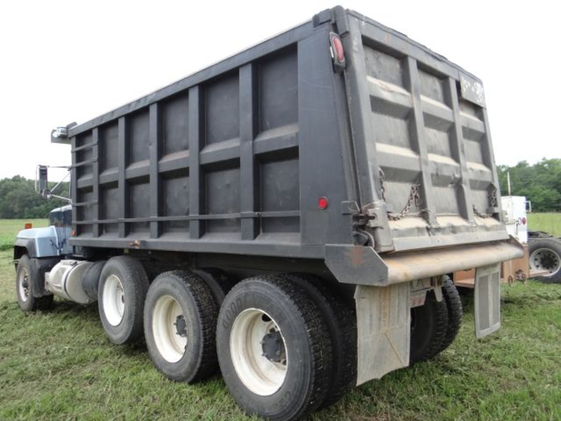 2001 Mack Dump Truck 428,000 miles, 350hp, E7 Mack Motor, 8LL Trans, Needs Tarp Parts, Title in - Image 3 of 4