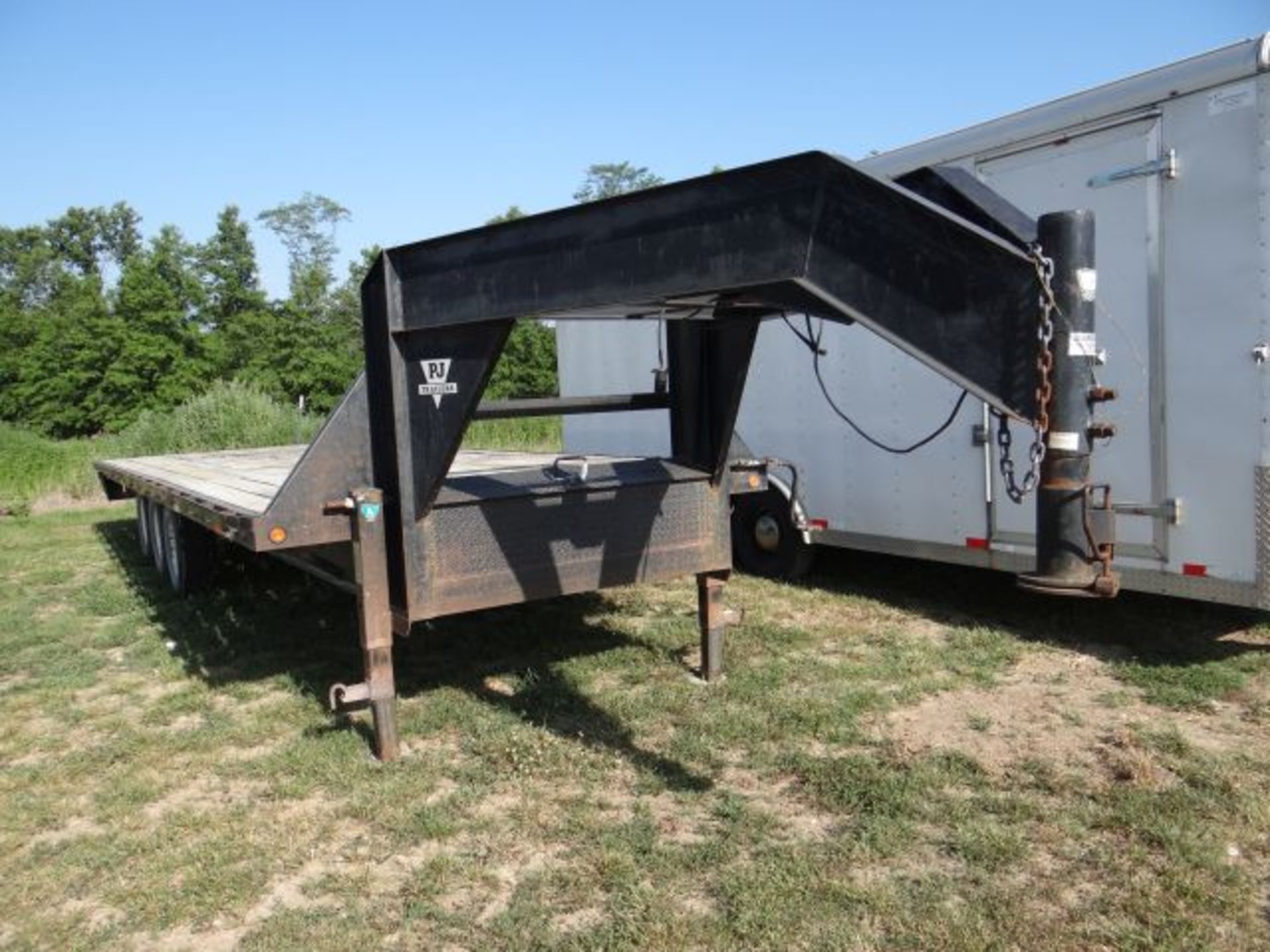 1998 PJ Flatbed Trailer 26', 3-7,000# Axles, New 14 ply Tires, Lights Work, Gooseneck, Title in - Image 2 of 3