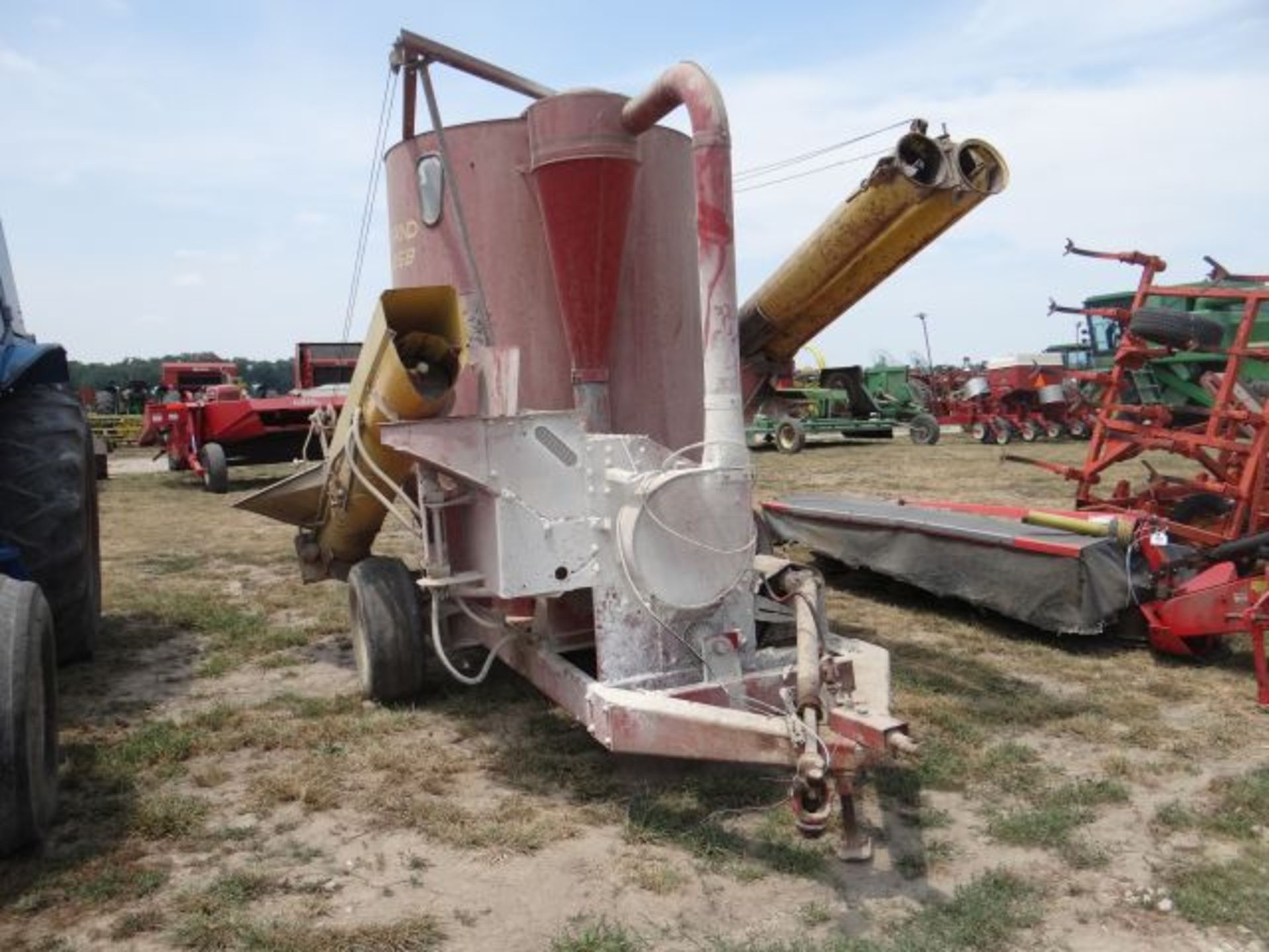 NH 358 Grinder Mixer Hyd Unload and Intake Augers, 540 PTO, Been Grinding Until Brought to the