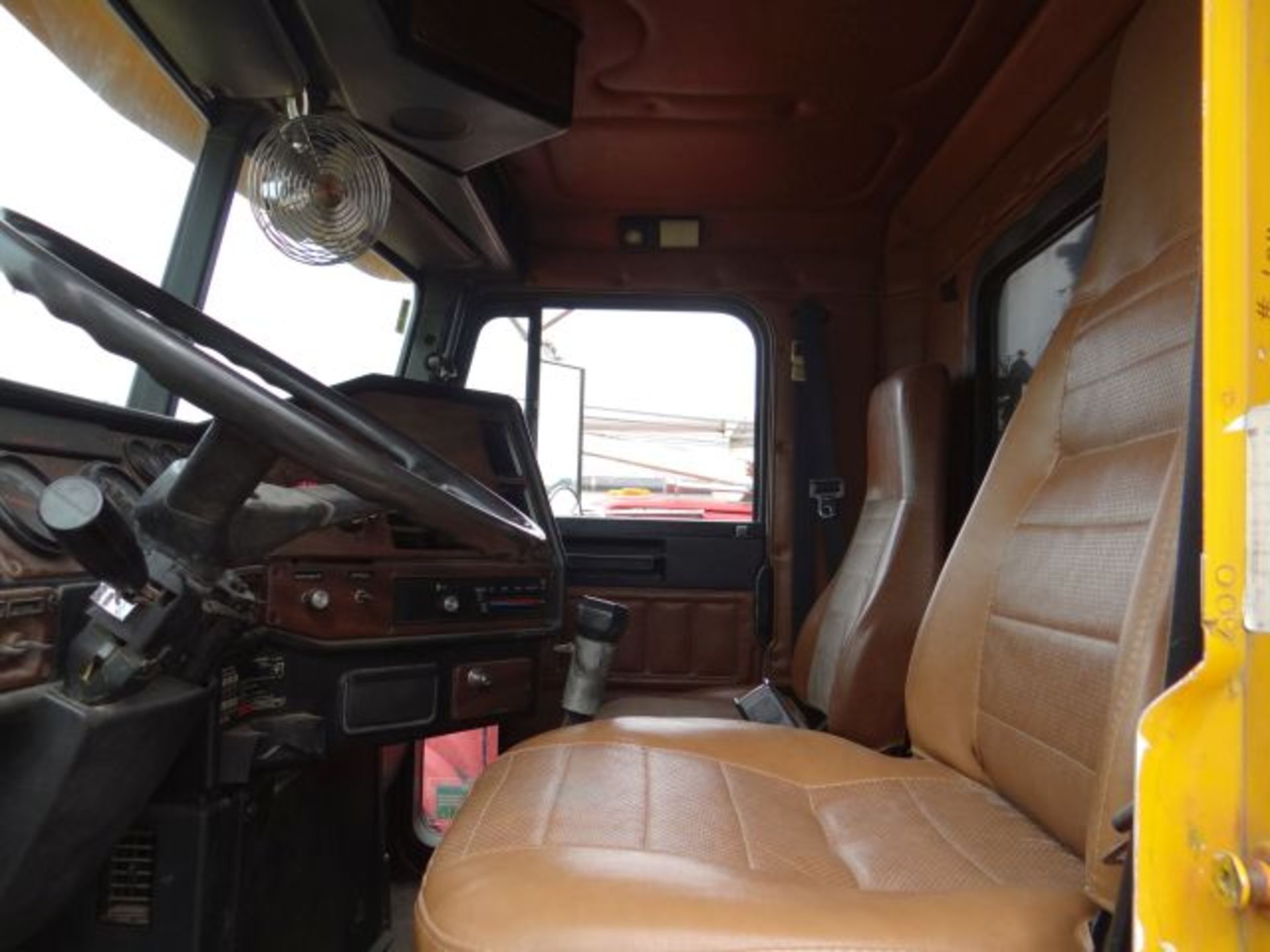 1993 Freightliner Dump Truck 400,000+ miles, 9sp, Elec Roll Tarp, Air Operated Tailgate, Title in - Image 5 of 5