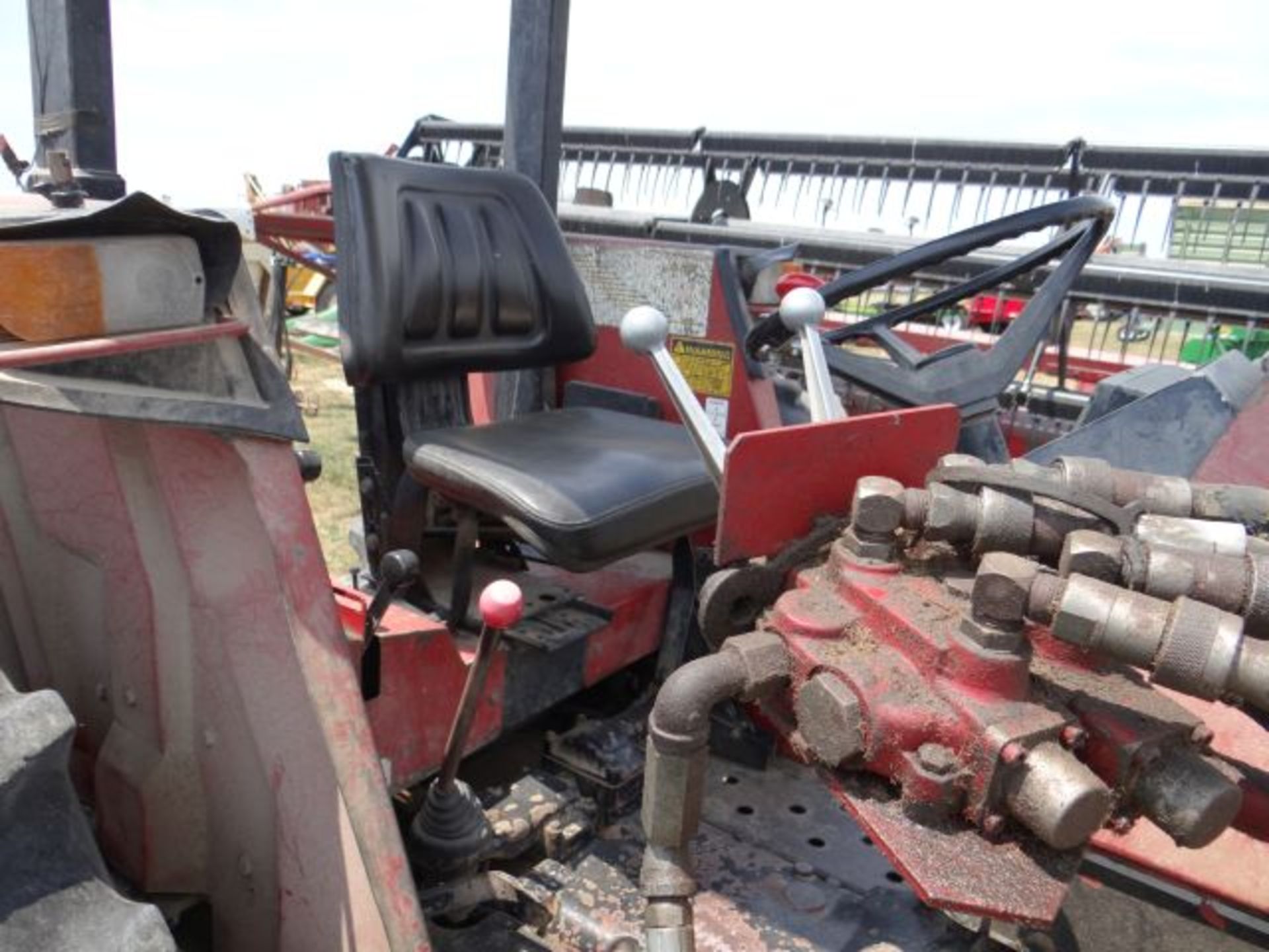 Case IH 1594 Tractor, 1988 w/Case IH 74L Loader, Bucket and Bale Spear, Manual in the Shed - Image 3 of 4