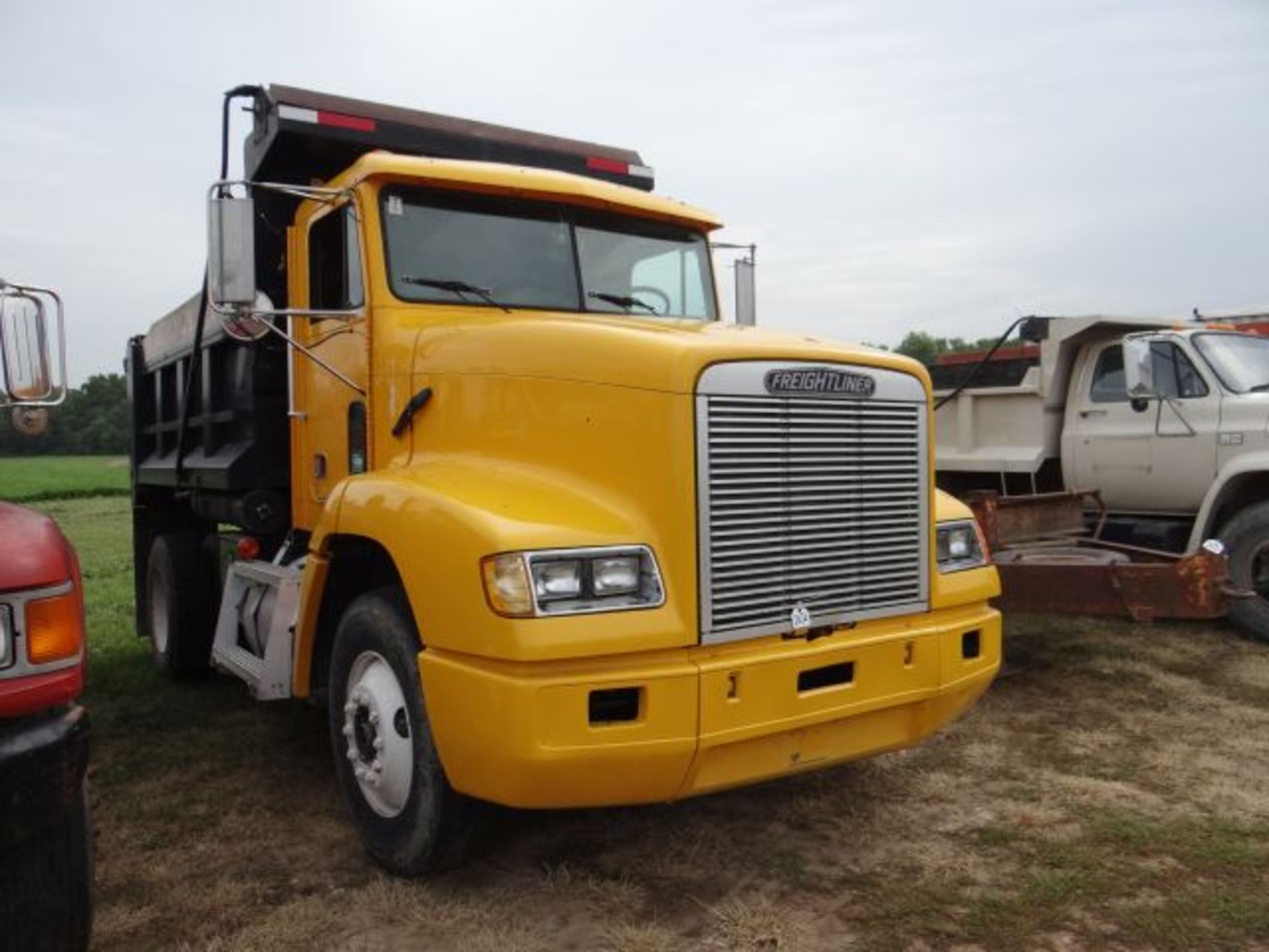 1993 Freightliner Dump Truck 400,000+ miles, 9sp, Elec Roll Tarp, Air Operated Tailgate, Title in - Image 2 of 5