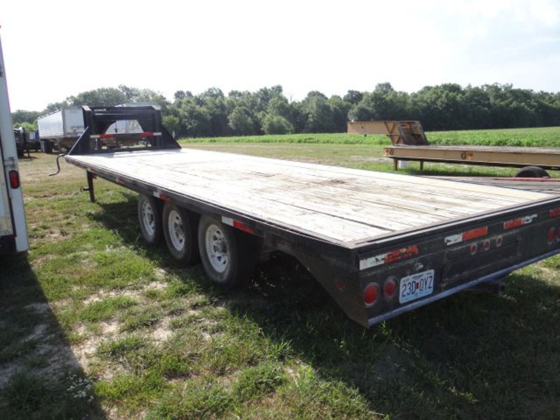 1998 PJ Flatbed Trailer 26', 3-7,000# Axles, New 14 ply Tires, Lights Work, Gooseneck, Title in - Image 3 of 3