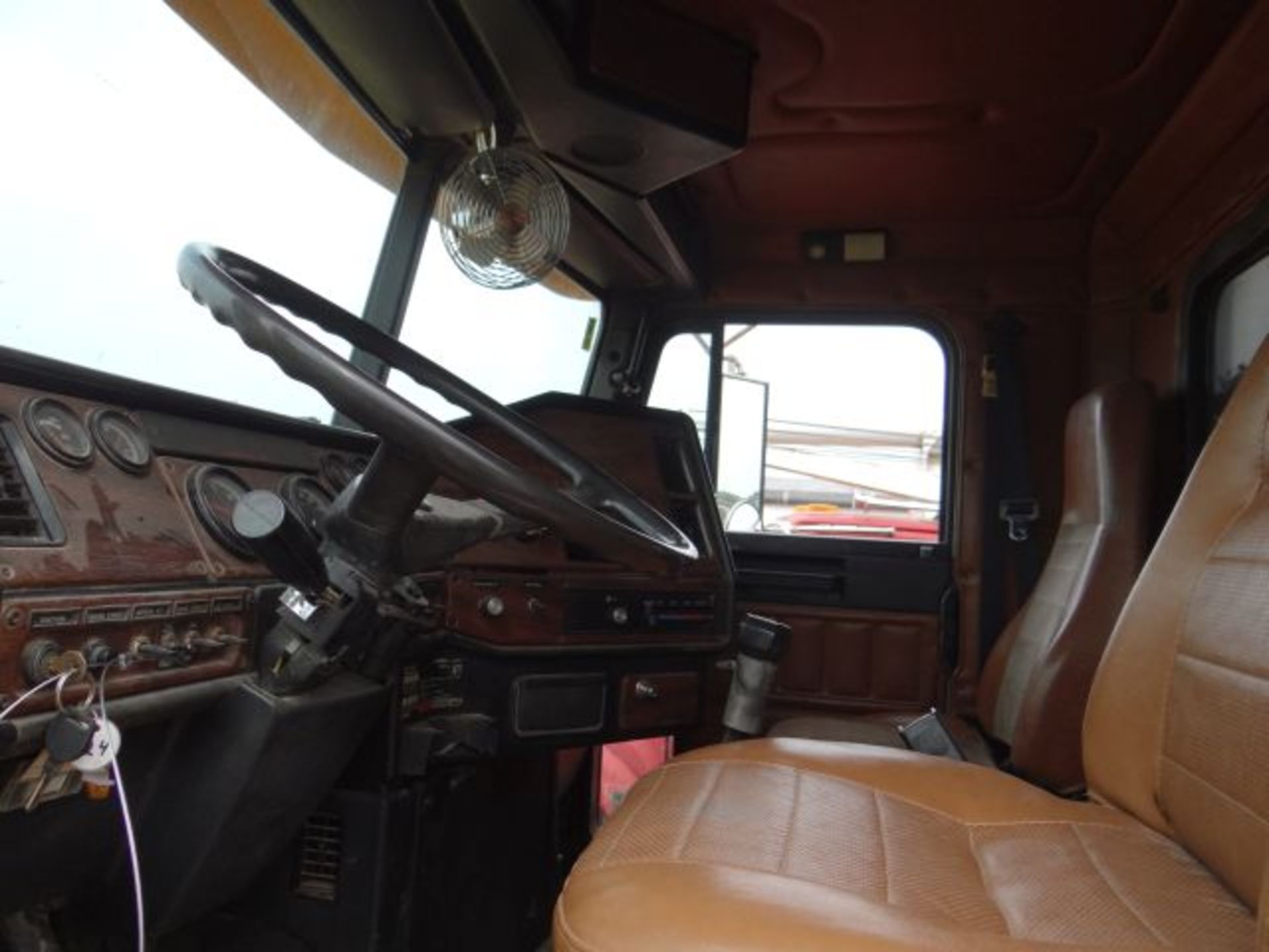 1993 Freightliner Dump Truck 400,000+ miles, 9sp, Elec Roll Tarp, Air Operated Tailgate, Title in - Image 4 of 5