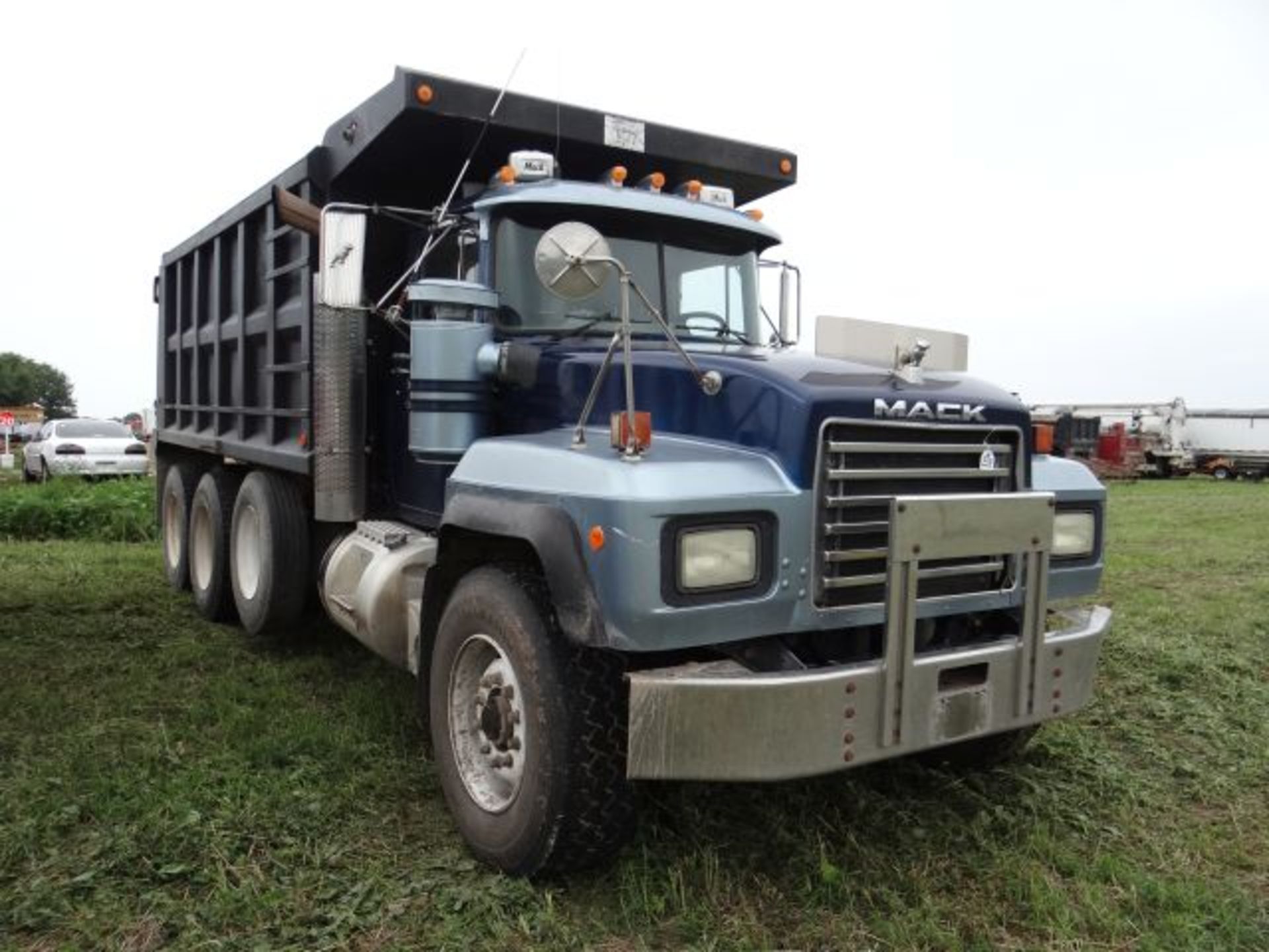 2001 Mack Dump Truck 428,000 miles, 350hp, E7 Mack Motor, 8LL Trans, Needs Tarp Parts, Title in - Image 2 of 4