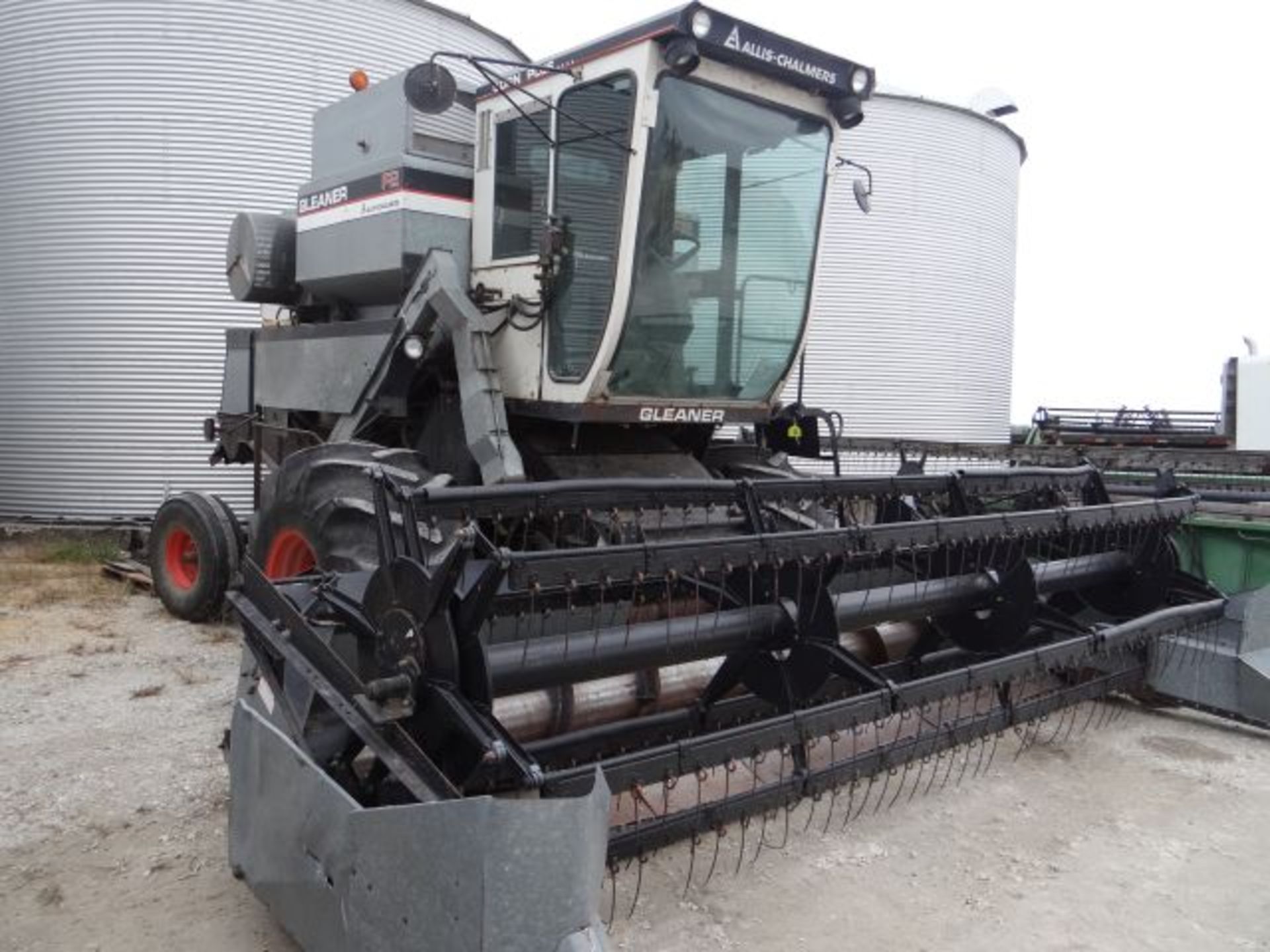 Gleaner F2 Combine w/ 15', Flex Head, Operational, New Seperator Clutch, New Belts, Used Last Year