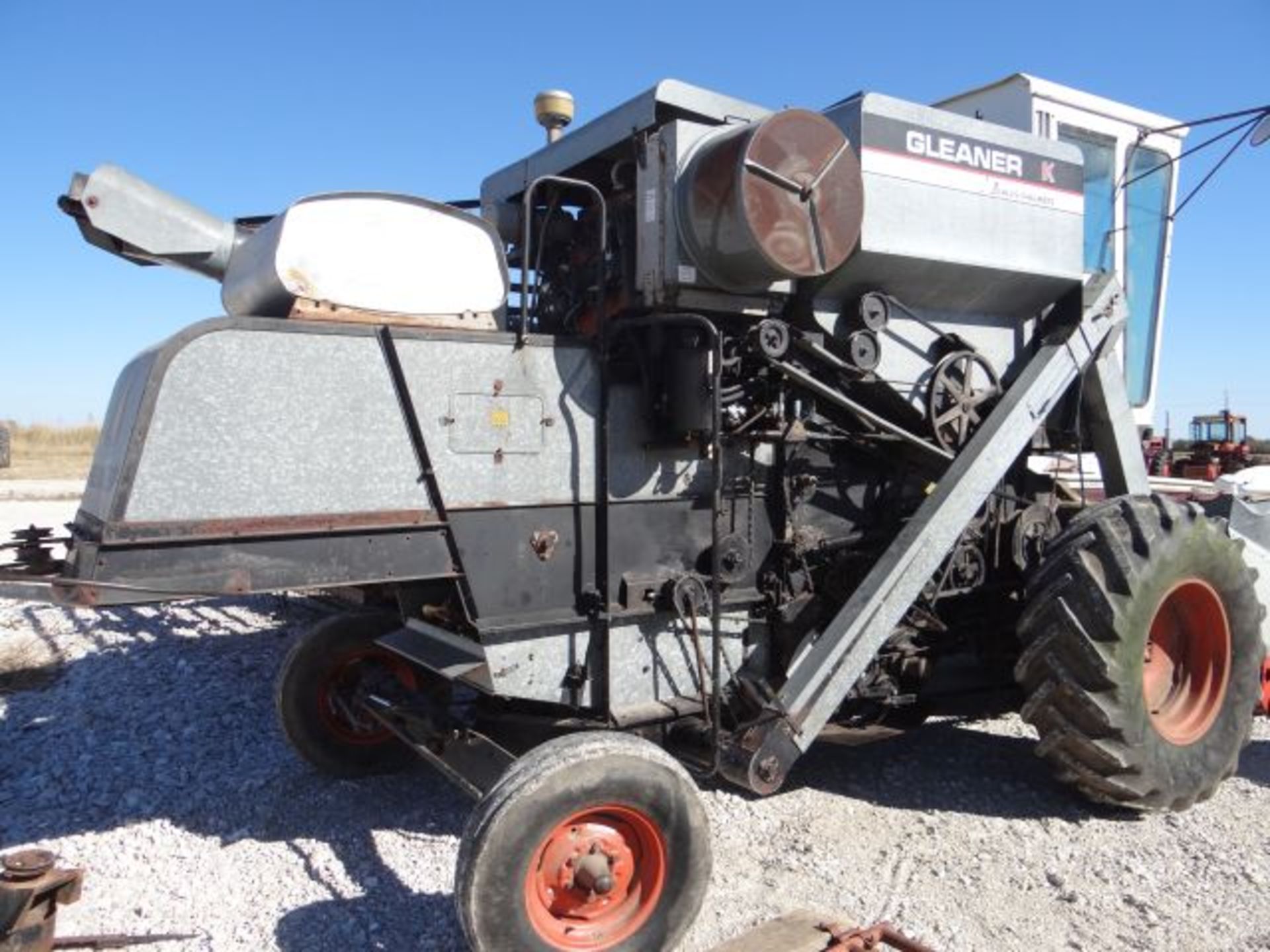 Gleaner K Combine Gas, 2WD, Spreader - Image 2 of 4