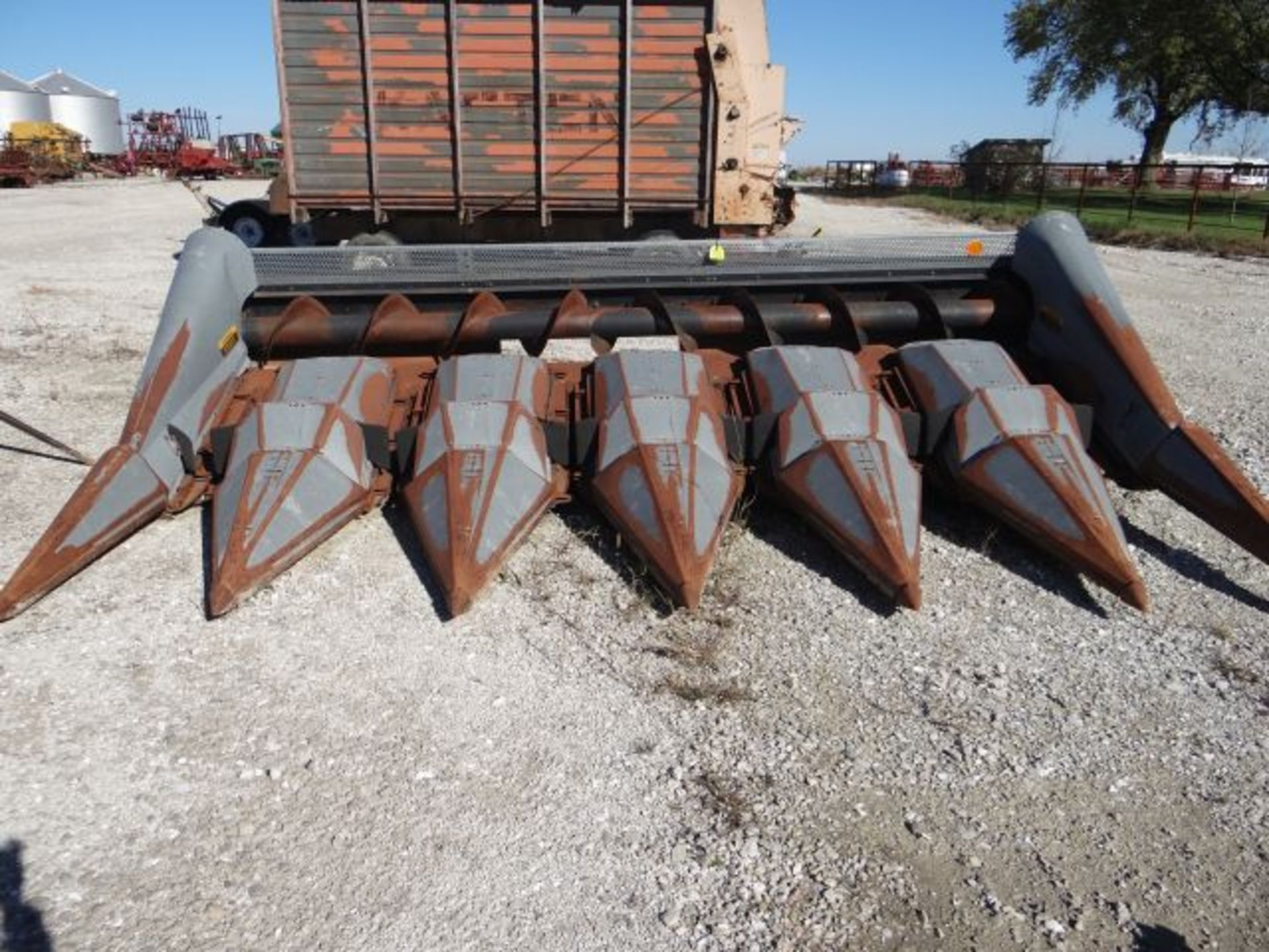 AC Gleaner 6-30 Corn Head Black, 100 Acres on New Gathering Chains, Fits L, M or R Series Combine - Image 2 of 2