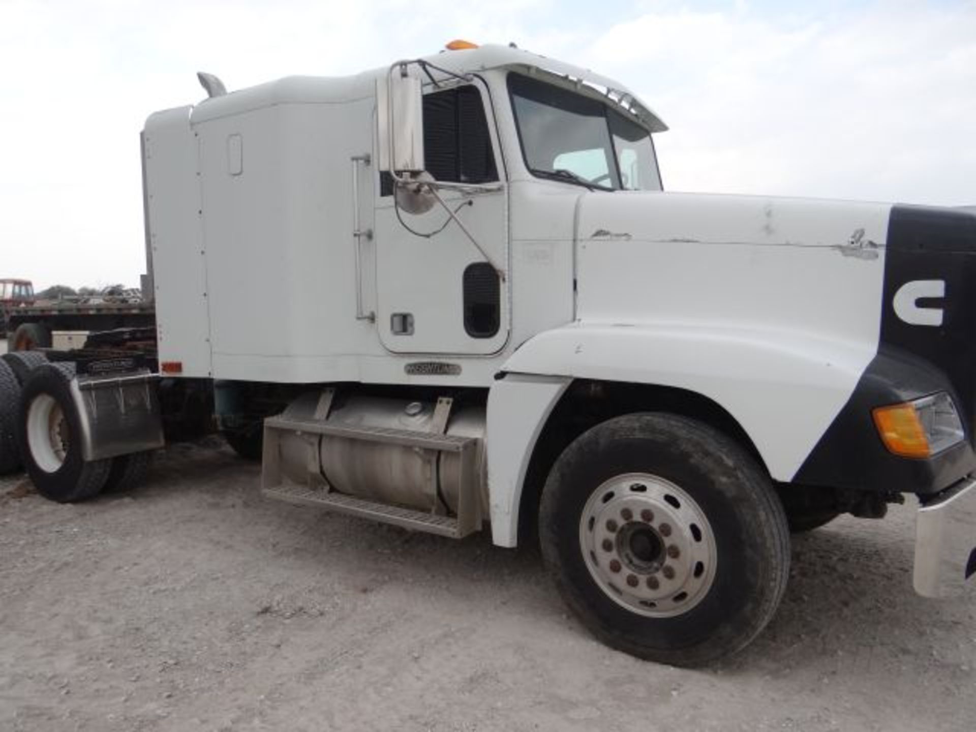 1993 Freightliner Semi Truck N-14 Cummins, Heavy Axles, Cold A/C, 9 Speed, TITLE IN OFFICE - Image 4 of 5