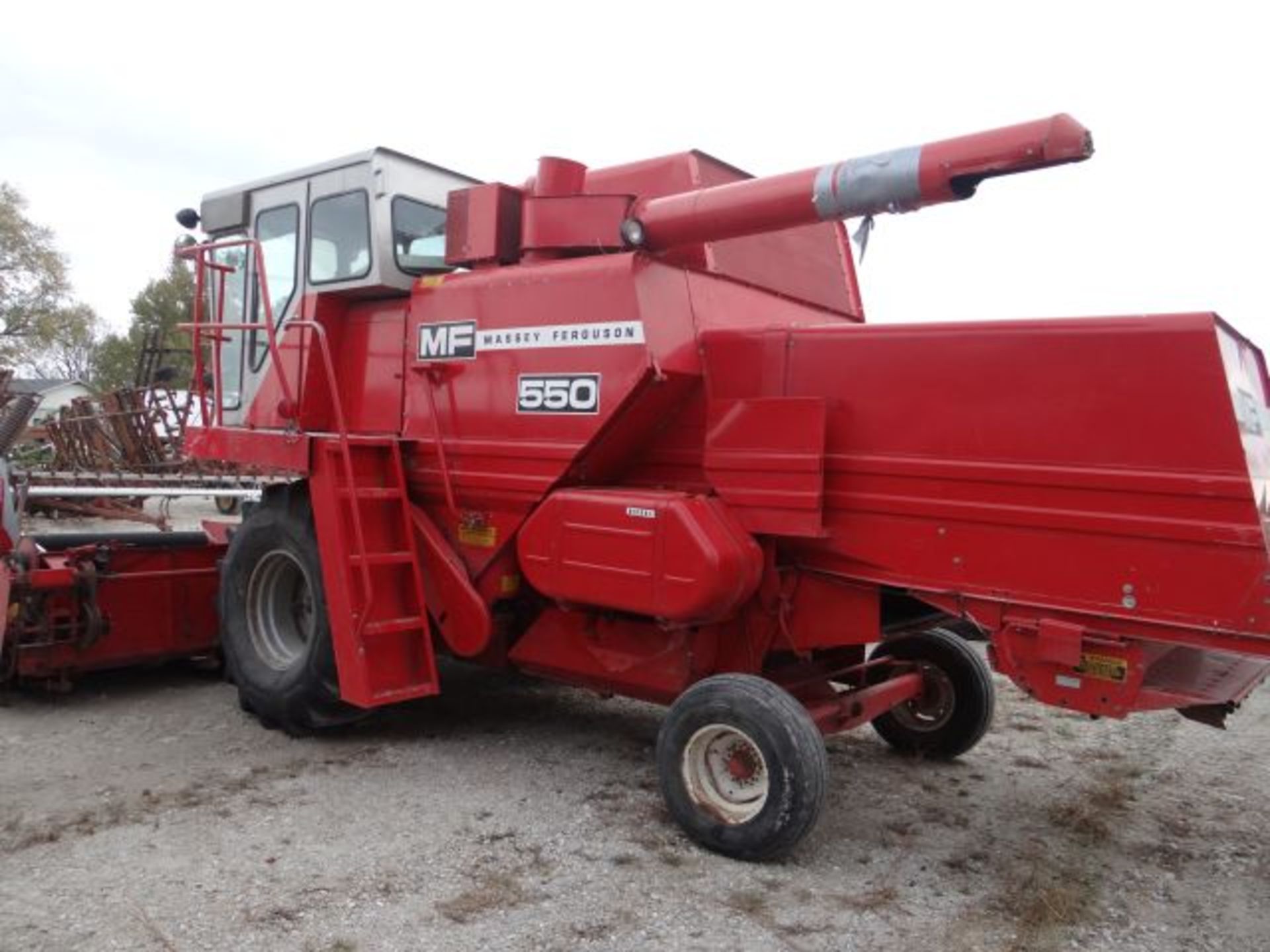 Massey 550 Combine, 1980 2068 hrs, 1-Owner, Chrome Cylinder Bars, Sells w/ 16' Grain Head, Books