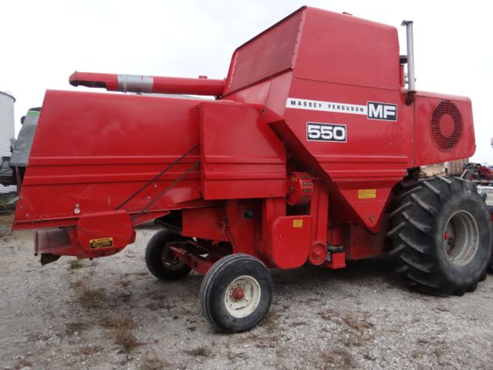 Massey 550 Combine, 1980 2068 hrs, 1-Owner, Chrome Cylinder Bars, Sells w/ 16' Grain Head, Books - Image 2 of 4