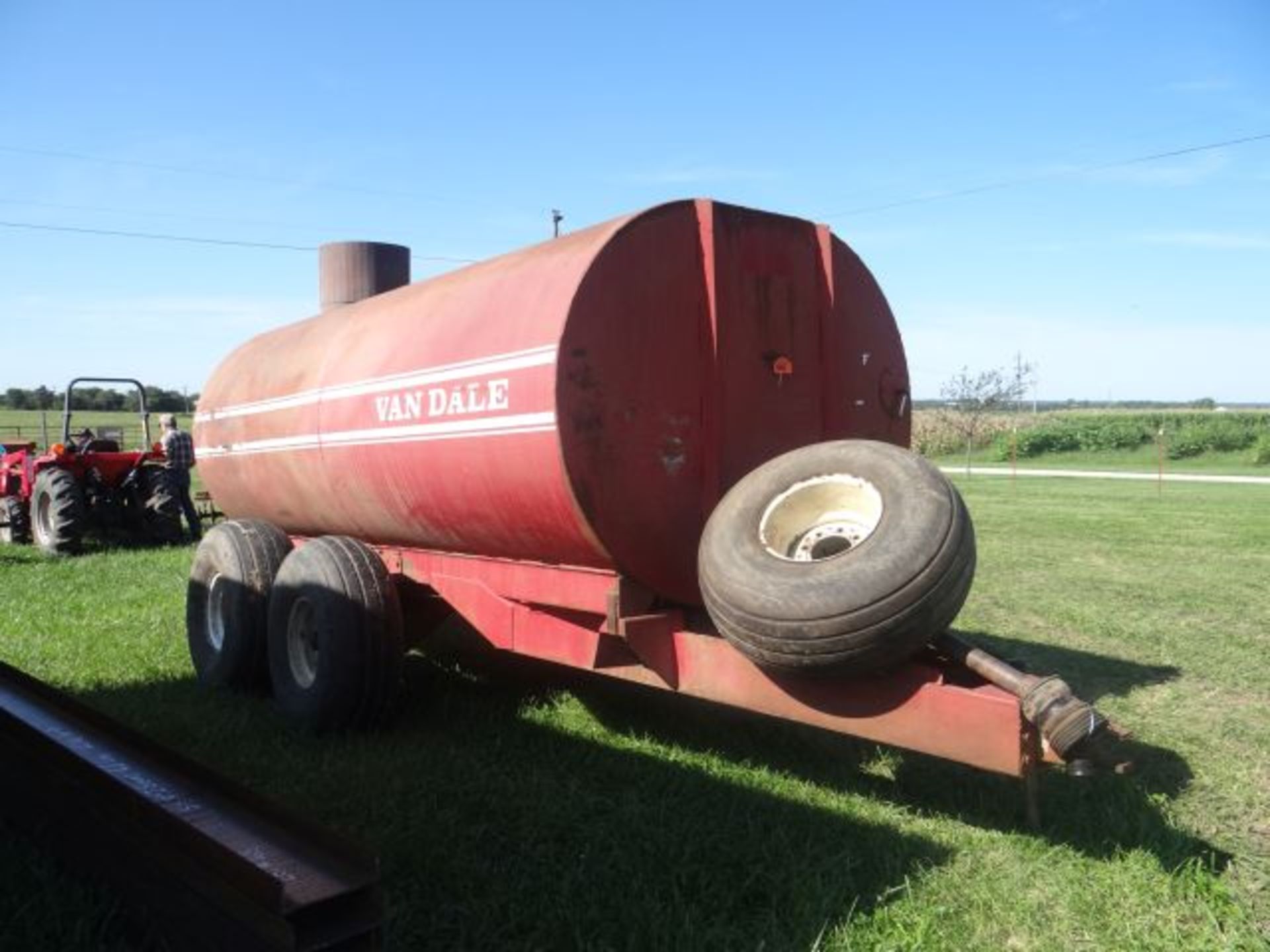 VanDale Manure Tank 3200 Gallon, Tandem Axle, Working Order, Spare Tire - Image 2 of 3