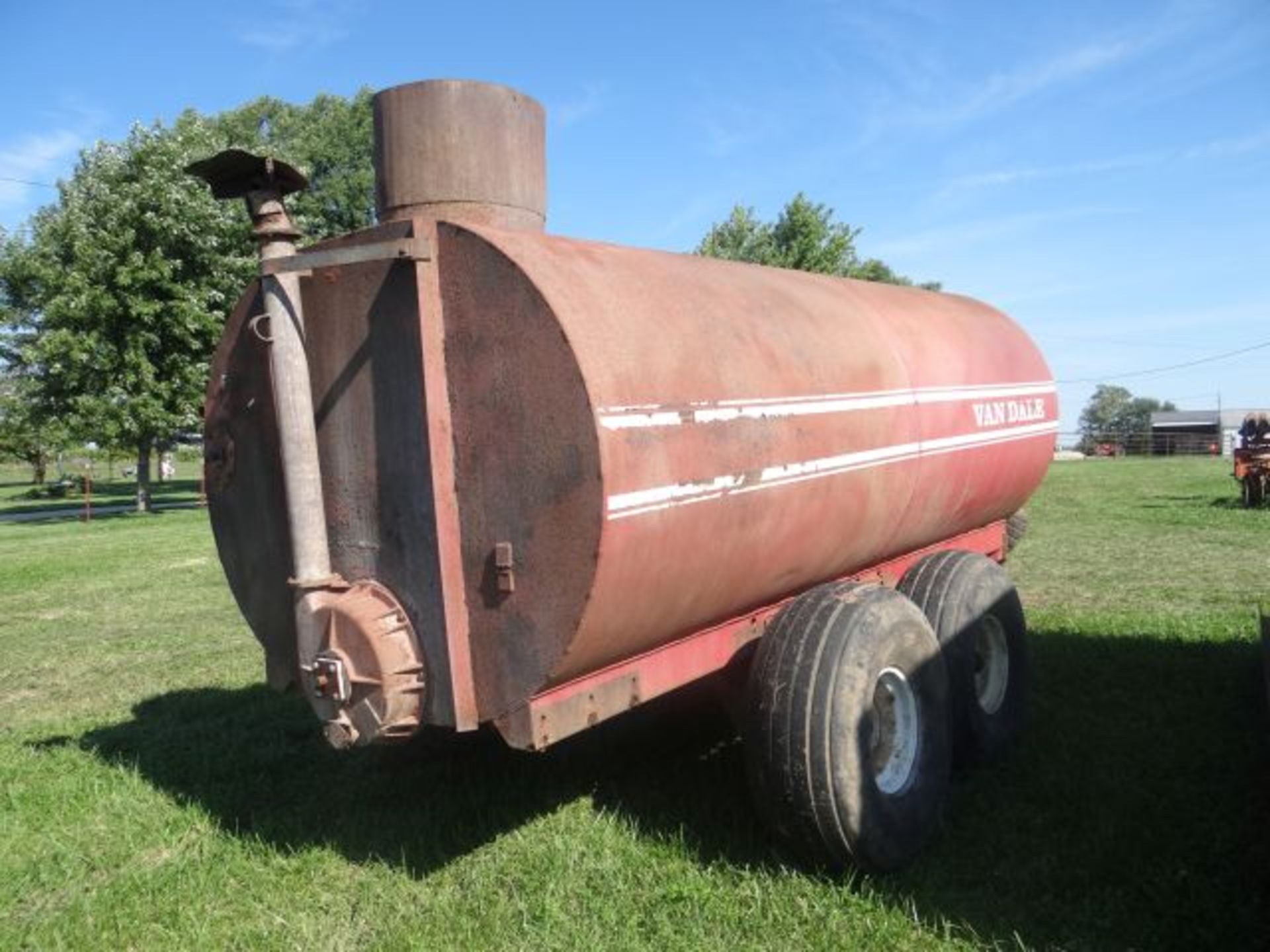 VanDale Manure Tank 3200 Gallon, Tandem Axle, Working Order, Spare Tire - Image 3 of 3