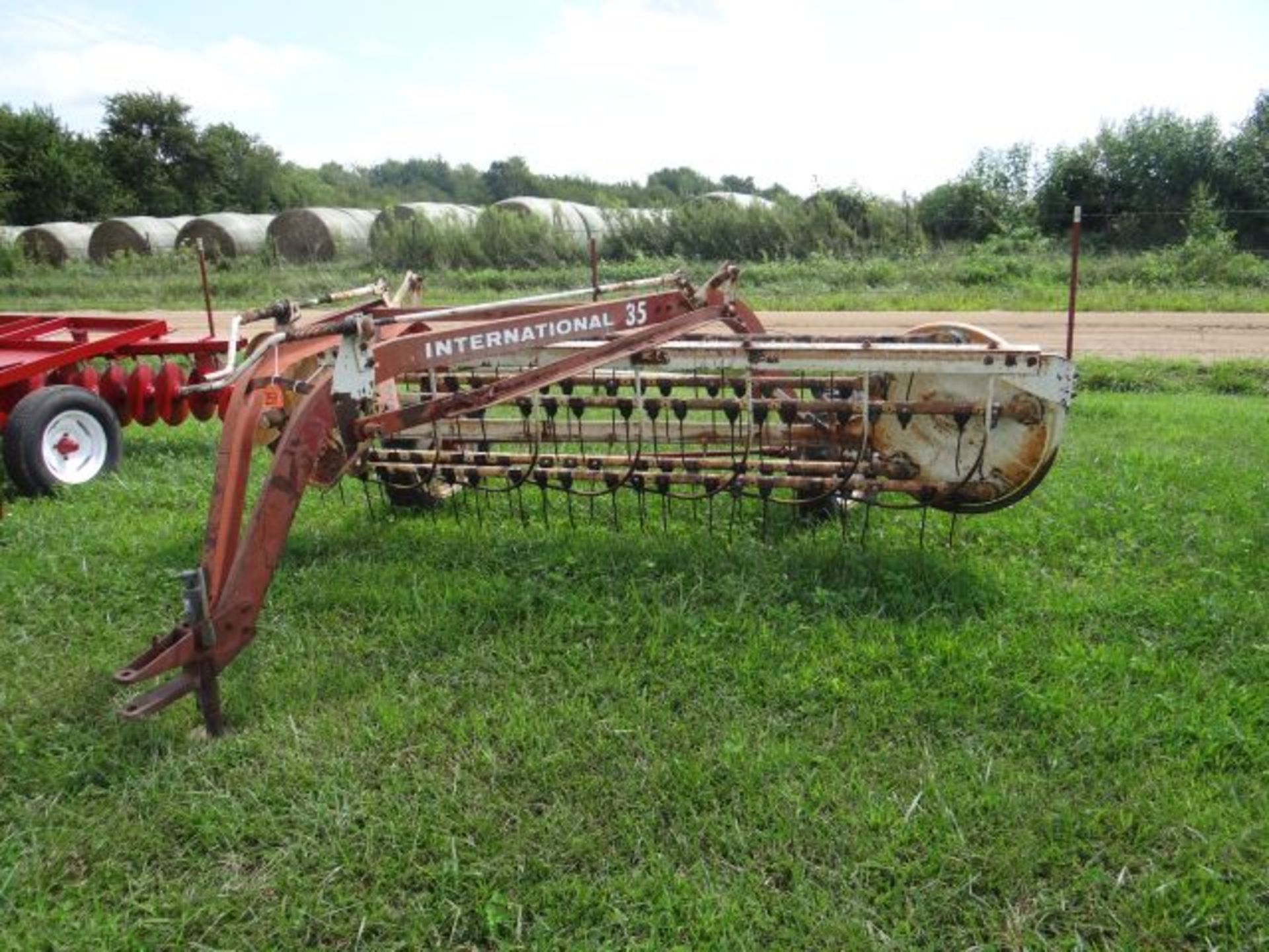 IH 35 Rake Side Delivery