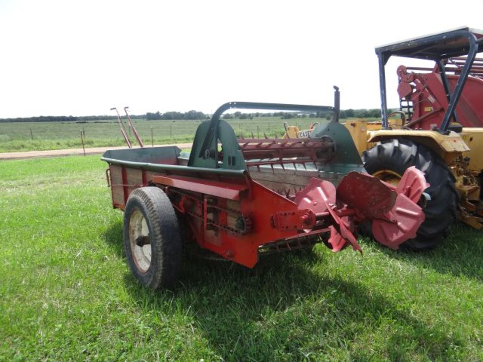 NI Manure Spreader Ground Driven, Works - Image 3 of 3