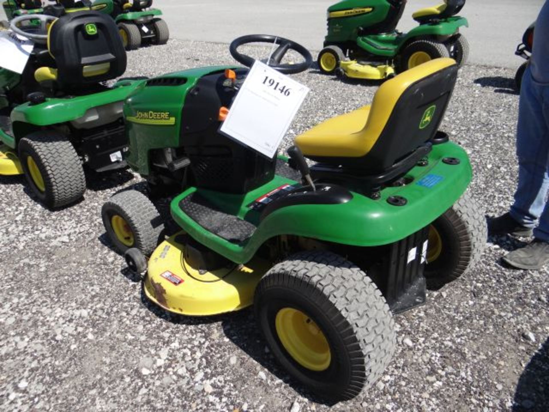 2005 JD L111 Mower 367 hrs, 20hp Briggs, Air Cooled, Hydro, 42" Deck