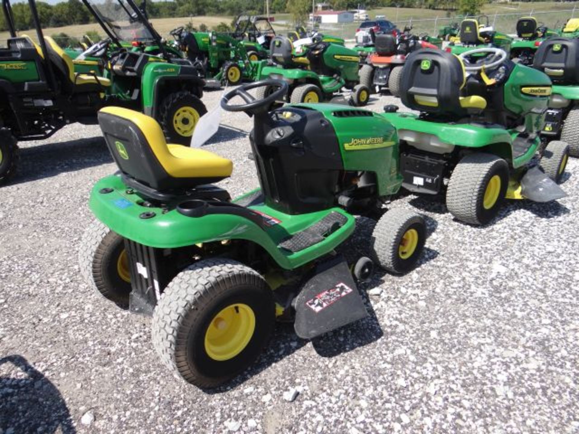 2005 JD L111 Mower 367 hrs, 20hp Briggs, Air Cooled, Hydro, 42" Deck - Image 2 of 3
