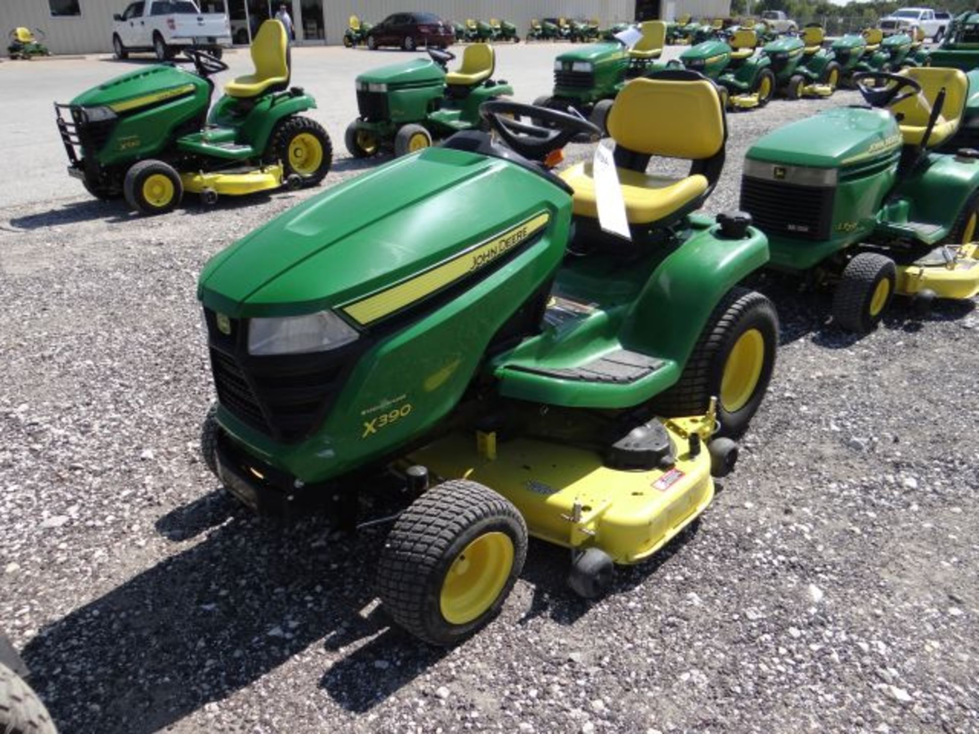 2016 JD X390 Mower 236 hrs, 22 hp Kawasaki, Air Cooled, V-Twin, Hydro Power Steering, Hyd Lift, - Image 2 of 3