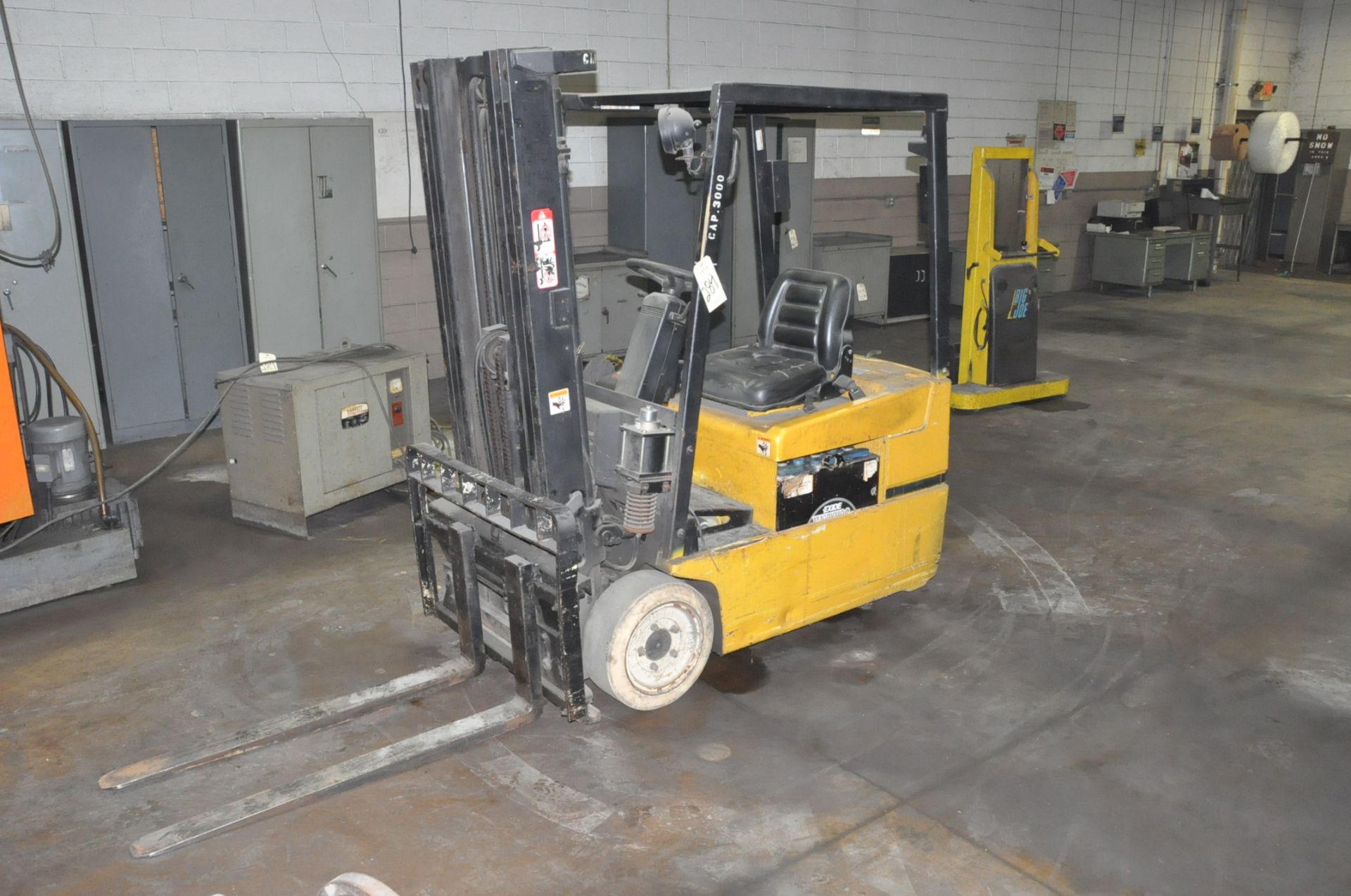 YALE MODEL ERPO30TFN30SEO82, 3000-Lbs. x 189" Lift Capacity, Electric Sit Down Ride On Fork Lift,