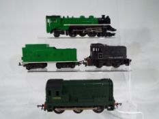 Model railways - three OO gauge Hornby Triang locomotives, diesel shunter op no D3035,