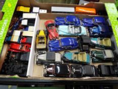 A mixed lot of diecast metal motor vehicles,