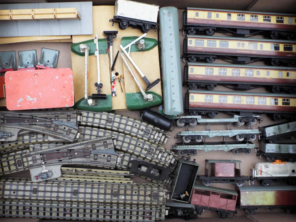 Model railways - a quantity of unboxed Hornby Dublo comprising five tin-plate passenger carriages,