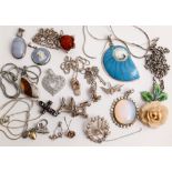 Qty of assorted silver jewellery to include : moonstone pendant, silver chains,