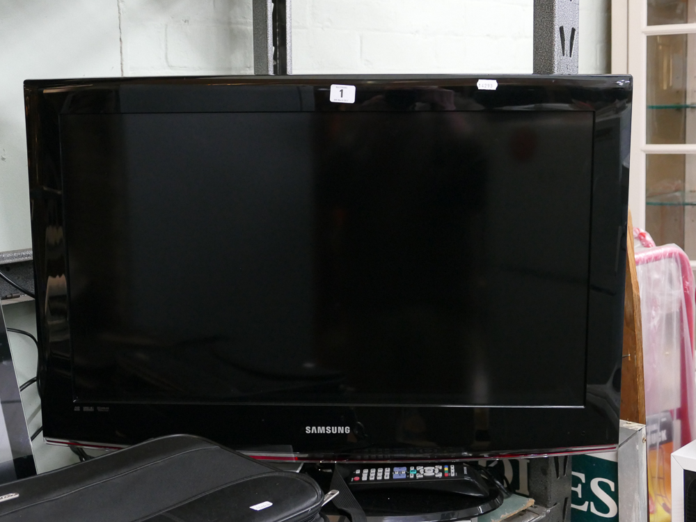 Samsung 32" digital LCD TV with freeview etc.