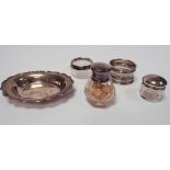 A collection of 5 items of small silver ware to include smelling salts bottle,