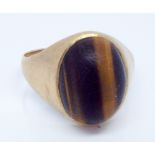 A gents 9ct gold signet ring set with a cabochon tigers eye ring size W