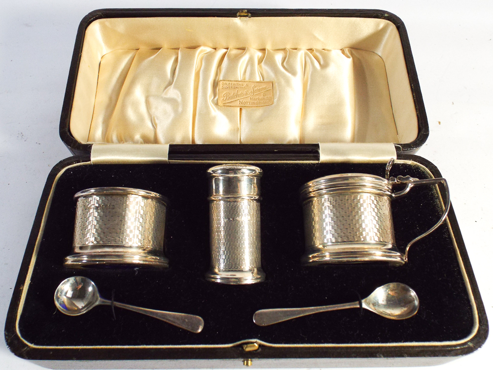 Art Deco boxed silver cruet set with Birmingham hallmarks for 1928 All items have