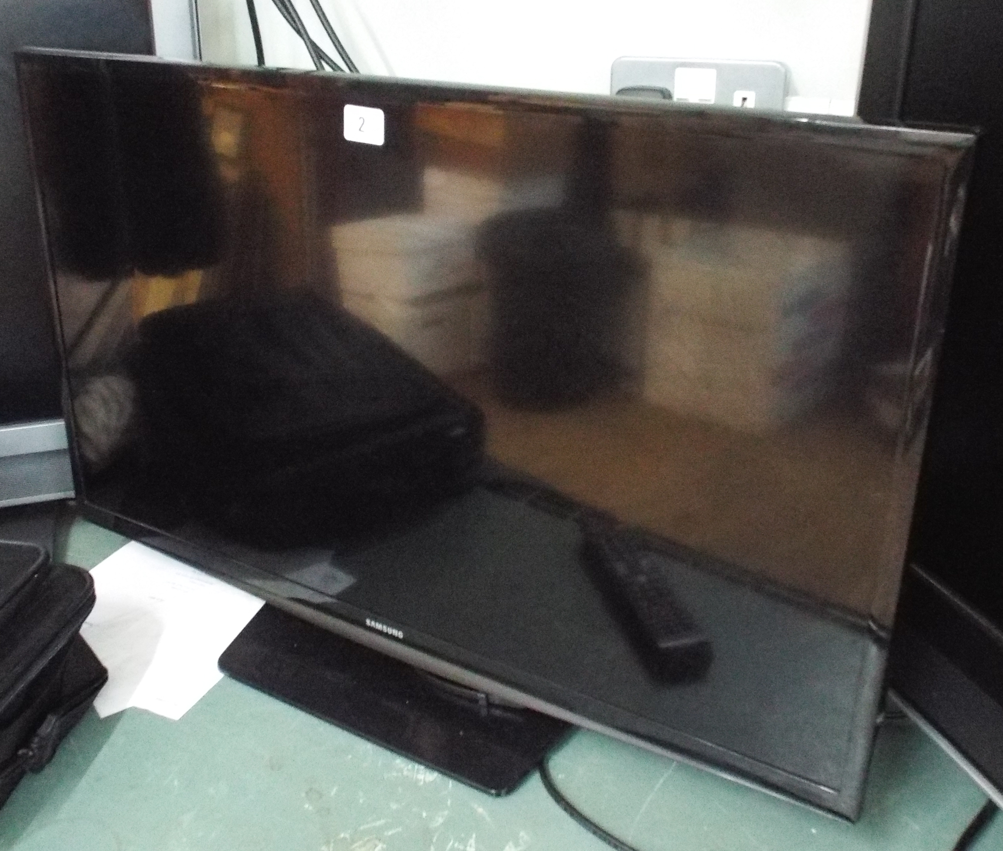 Samsung 32" digital slimline LED TV with freeview etc.