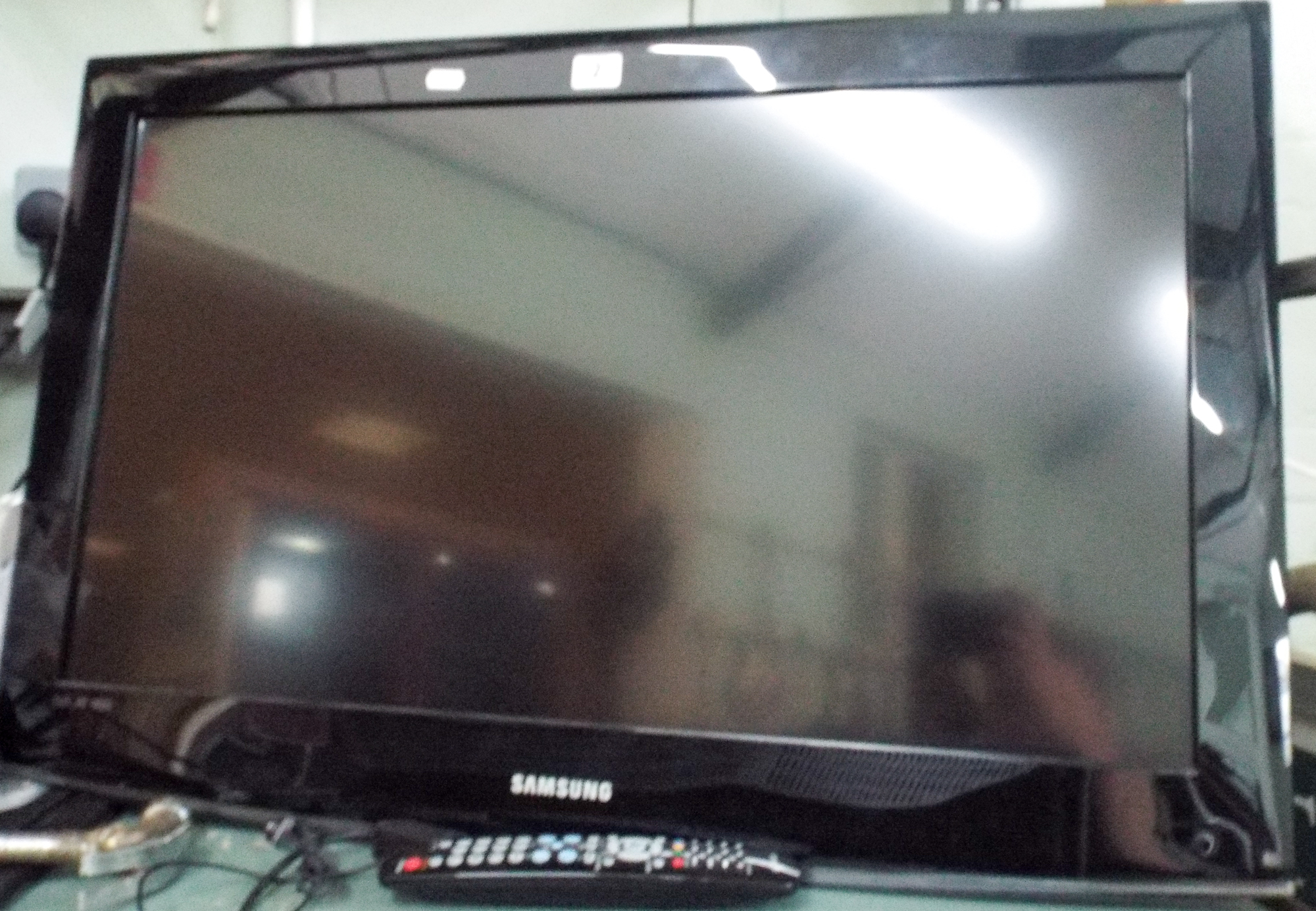 Samsung 32" digital LCD television with Freeview etc,