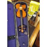 3/4 size violin together with a Wittner metronome