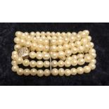 A cultured pearl stretch bracelet