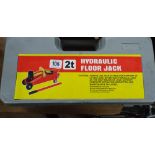 Two ton hydraulic floor jack