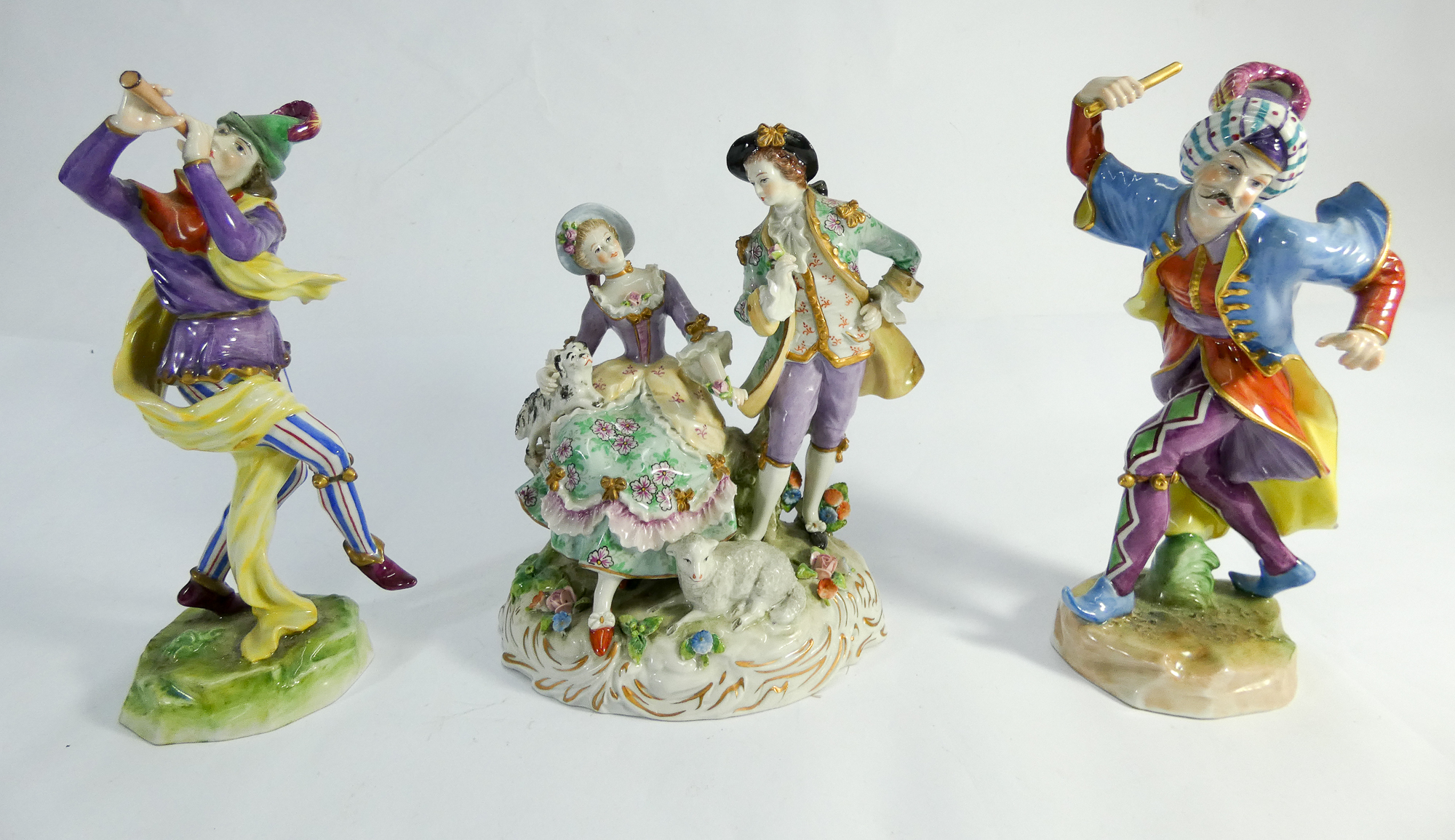 Two Dresden porcelain figurines of court jesters and a pastoral group of shepherd and shepherdess - Bild 2 aus 3