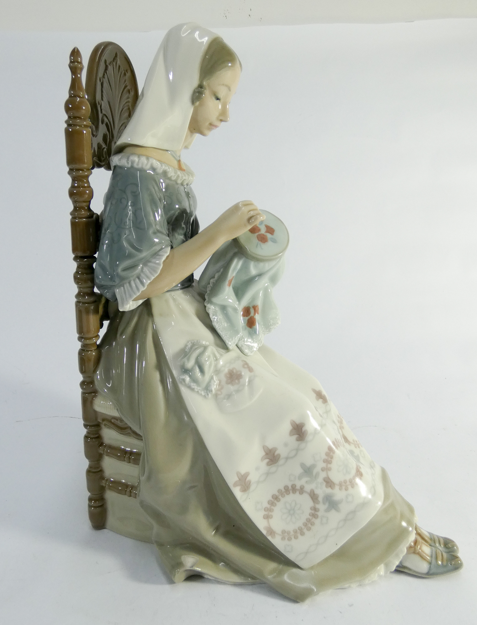 A large Lladro figurine of a seated lady sewing approx 30cms tall. - Bild 2 aus 3