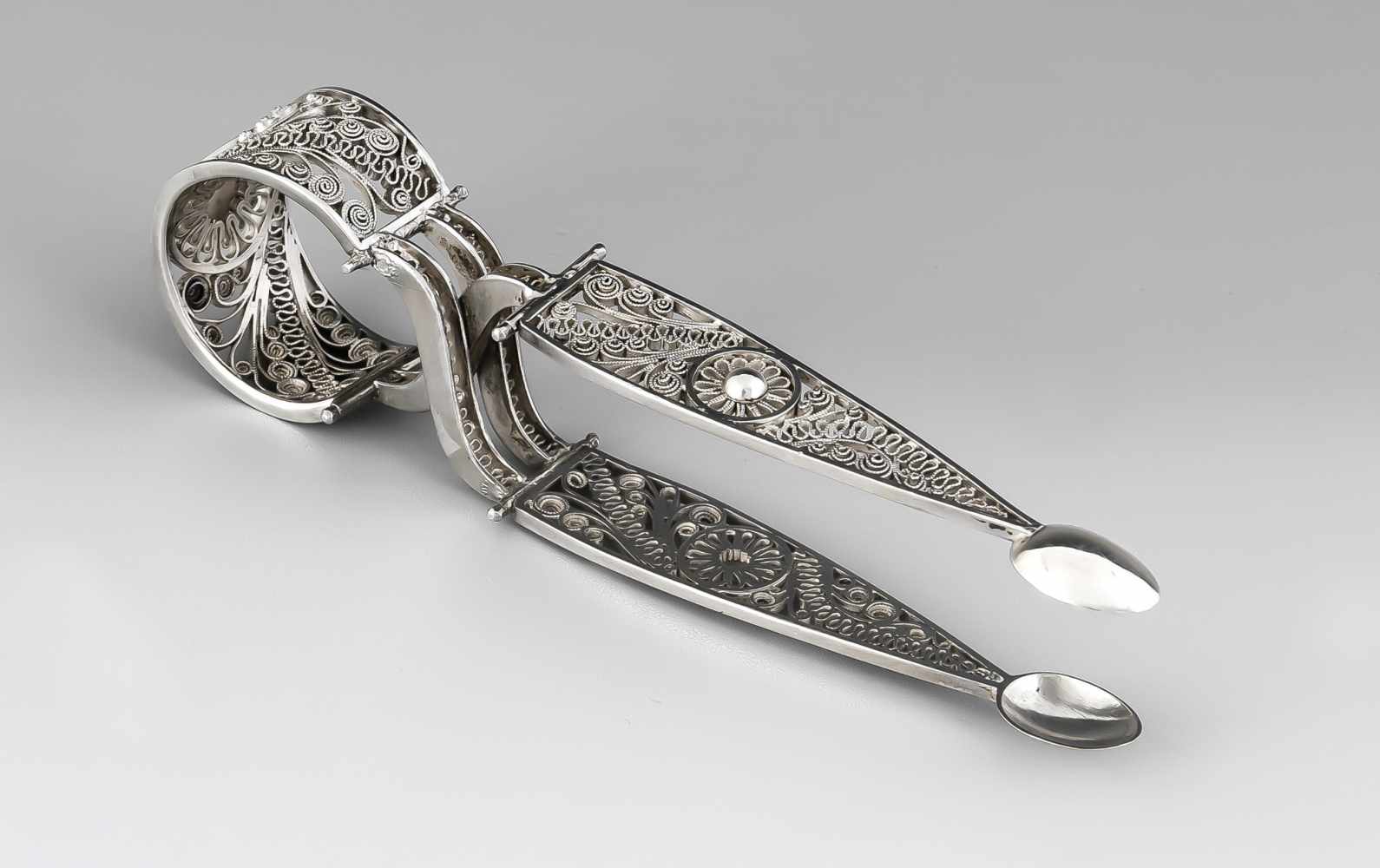 Zuckerzange. Wohl norddeutsch. Silber 800/000. L. 14cm. Ca. 47 g. - O. Meistermarke.Silberfiligran.