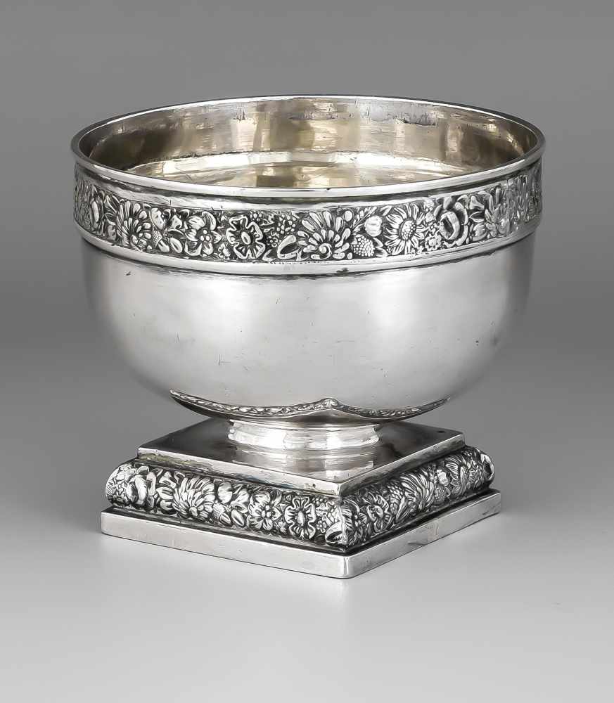 Russsiche Zuckerschale, dat. 1832. Silber. 84 Zolotnik (875/000), innen vergoldet. H. 8cm. Ø 9,5 cm.