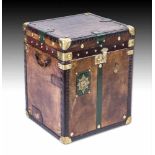 Großer Koffer, sog. Topcase-Koffer, 1. H. 20. Jh. Holzgehäuse, brauner Lederbezug, Kantenmit