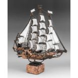 Schiffsmodell eines Seglers. Italien. Marmor, Holz, Draht. H. ca. 60 cm. -Historisierendes